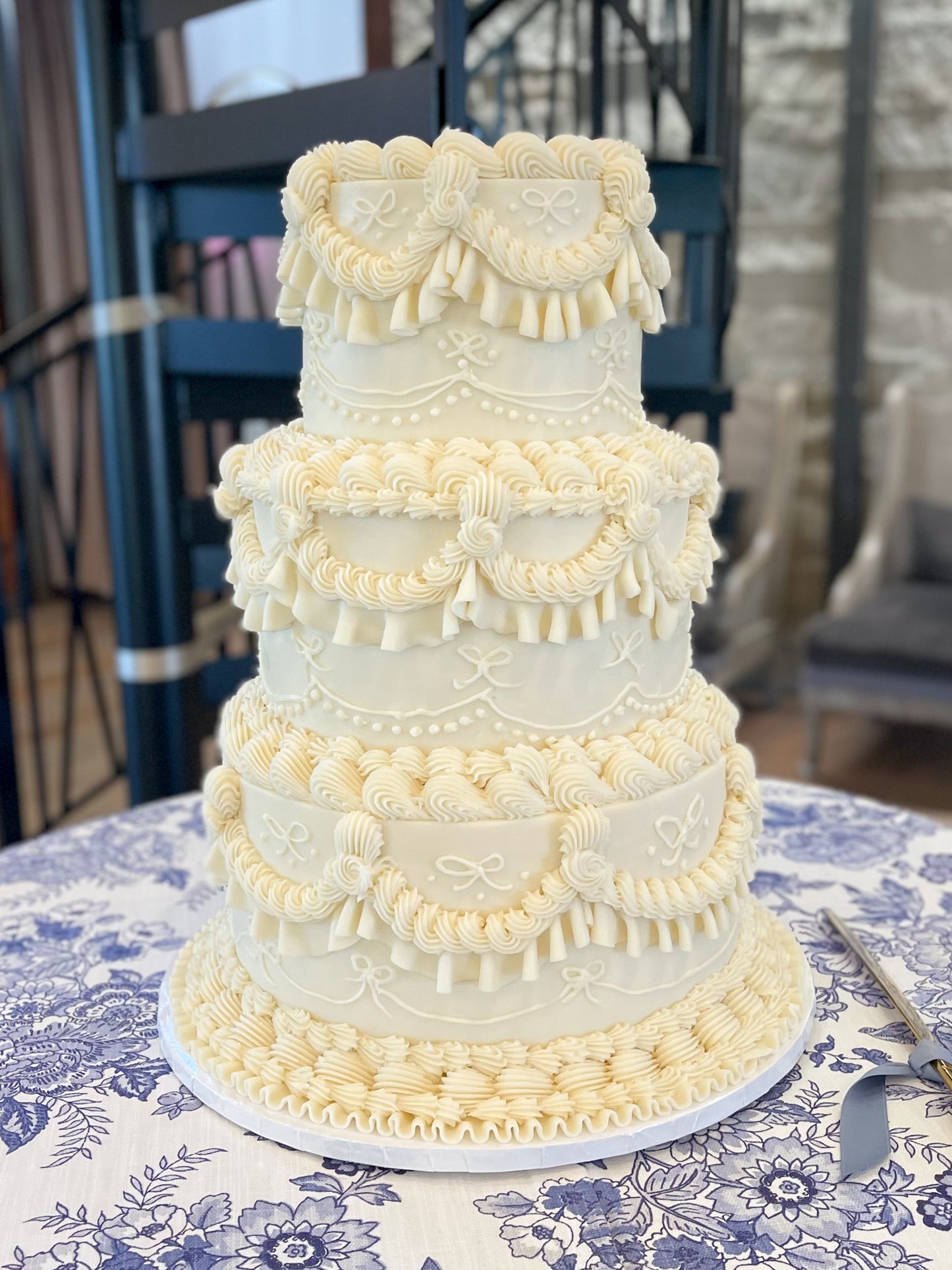 VINTAGE WEDDING CAKES