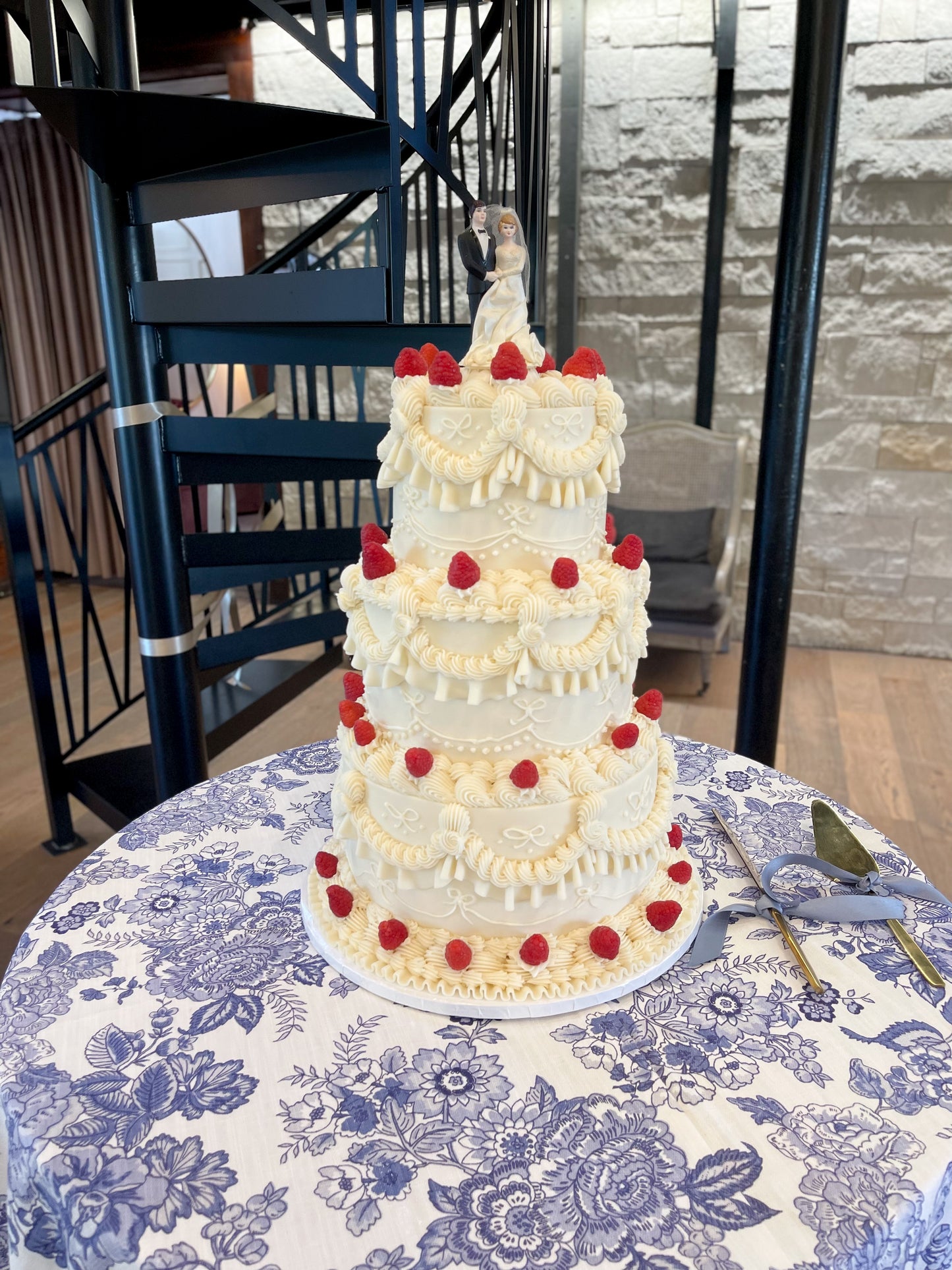 VINTAGE WEDDING CAKES