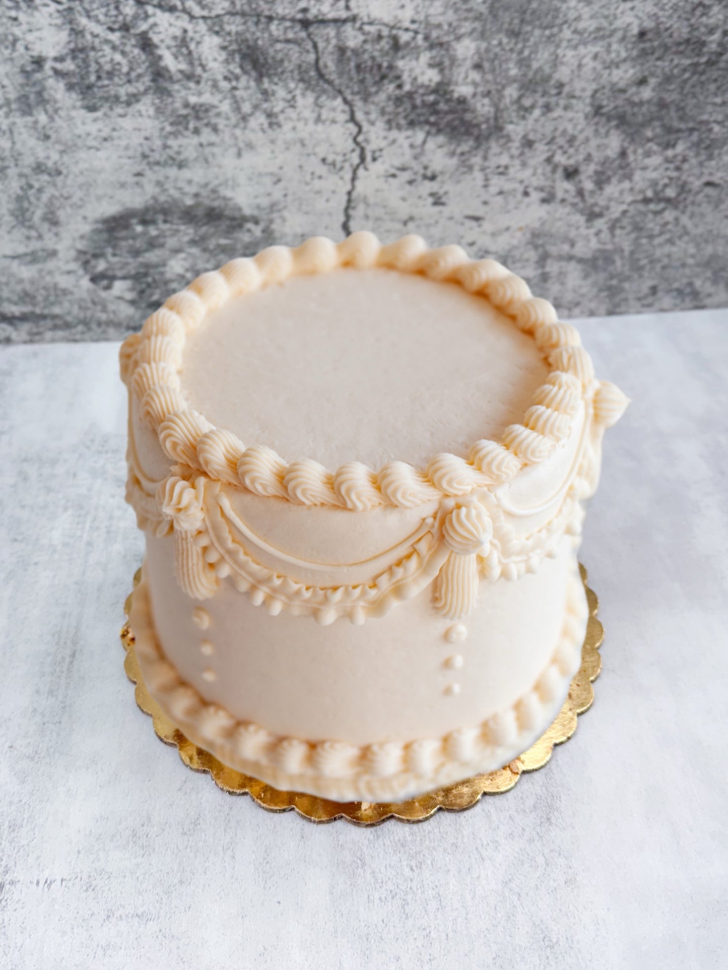 VINTAGE ROUND CAKE