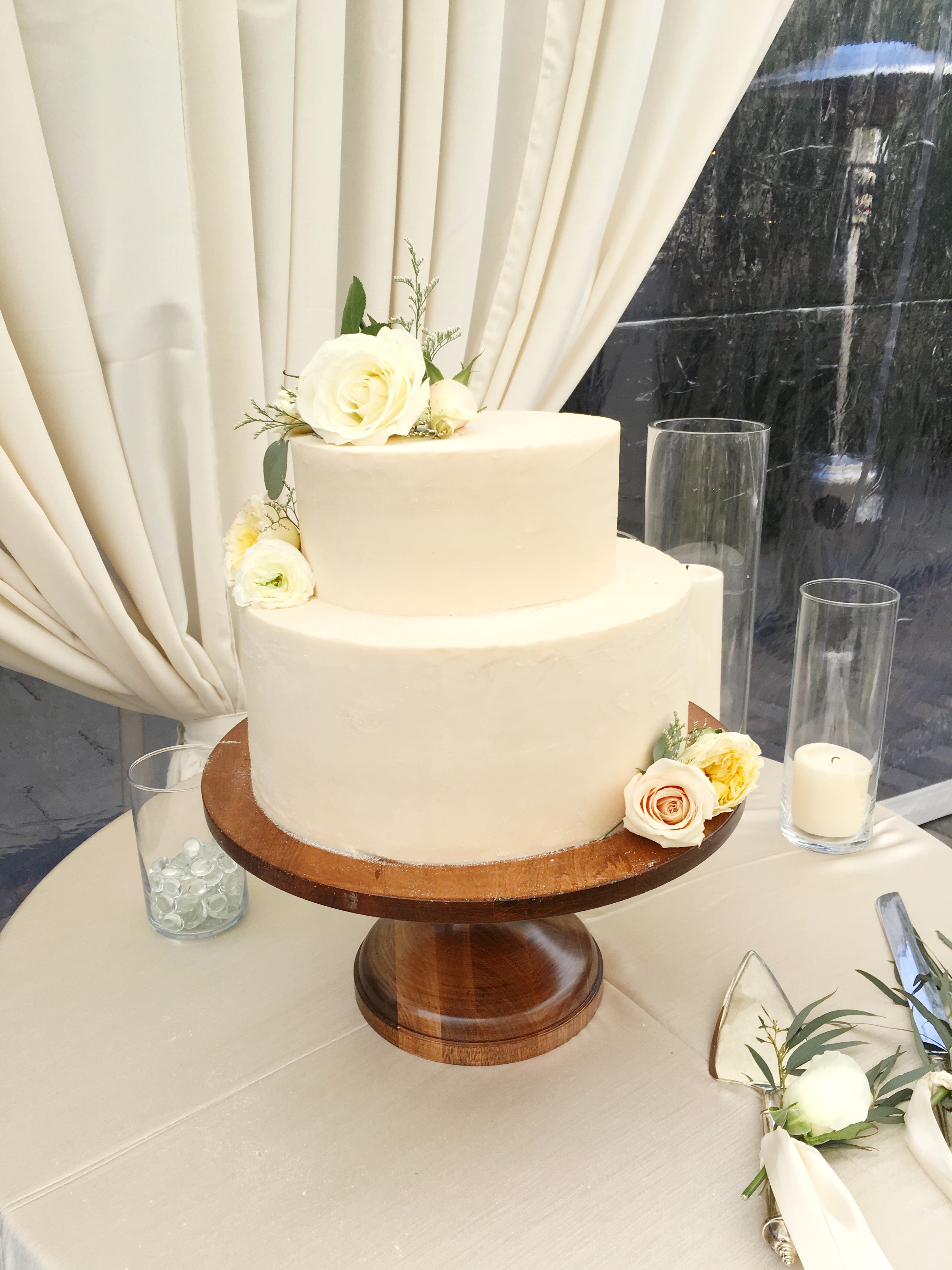 Round Wedding Cake with White Textured Buttercream and Off… | Flickr